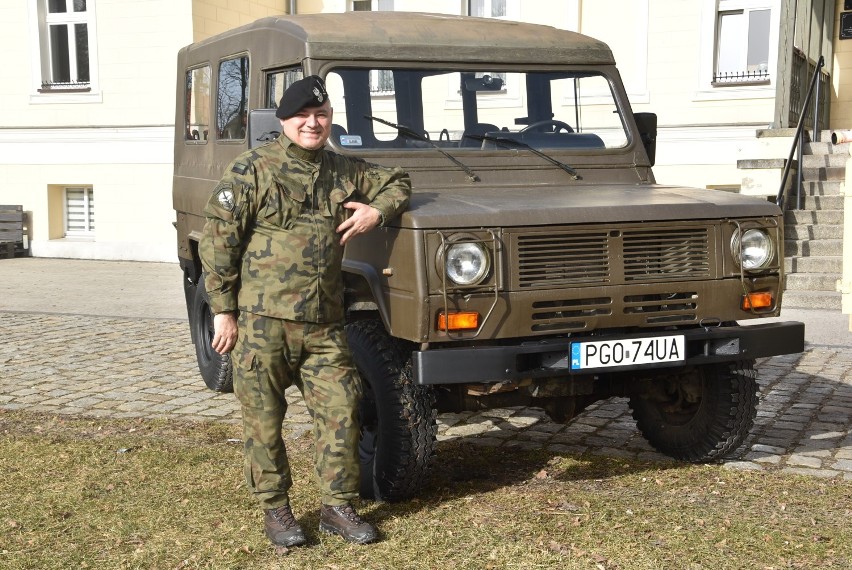 Pasjonaci militarnej motoryzacji. Te auta na ulicach Grodziska wzbudzają niemałe zainteresowanie!