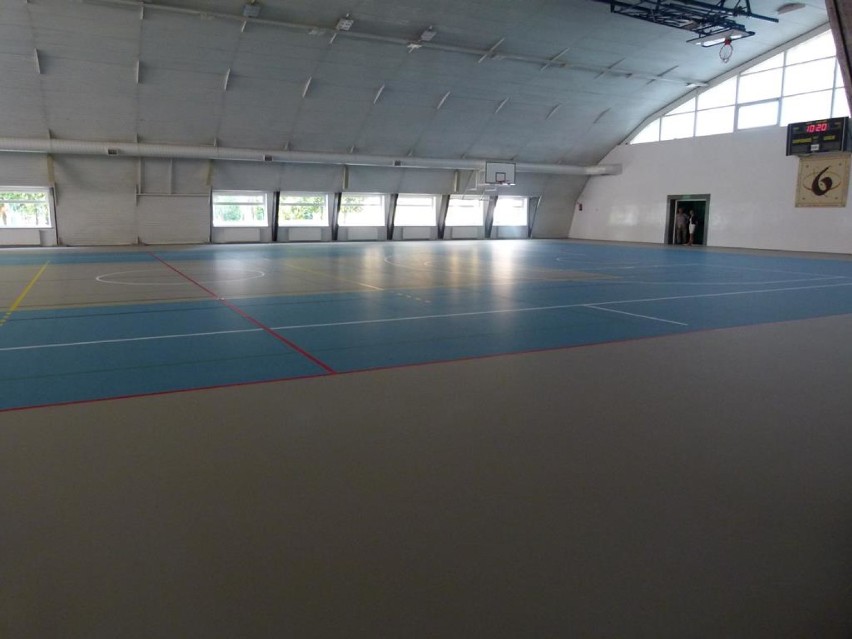 Podłoga w hali sportowej przy Szkole Podstawowej nr 6 niemal gotowa