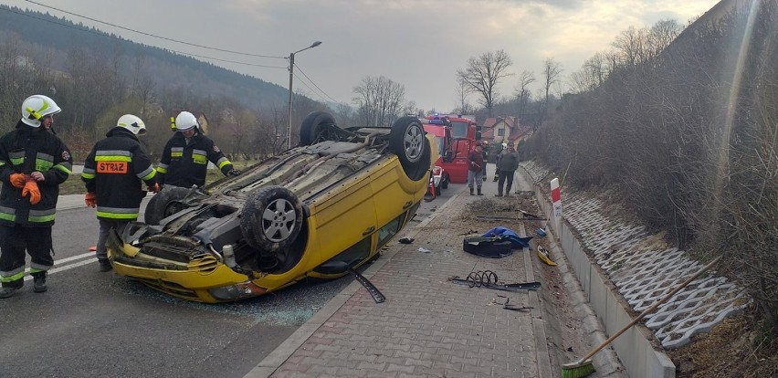 Palcza. Samochód dachował. Ranne 10 - letnie dziecko [Zdjęcia]