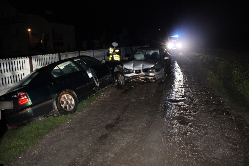 Czołowe zderzenie samochodów osobowych we Wronikowie. Nietrzeźwy kierowca w areszcie
