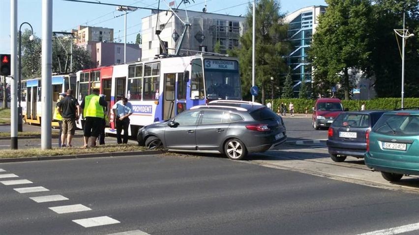 Zderzenie samochodu z tramwajem na skrzyżowaniu Armii Krajowej z aleją Jana Pawła II [ZDJĘCIA]