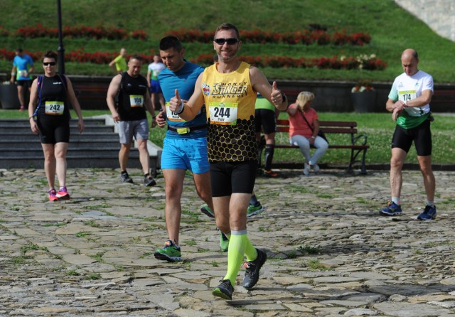 W sobotę odbył się pierwszy Wyszehradzki Ultramaraton Twierdza Przemyśl. Na dystansie 55 km rywalizowało 60 zawodników, na 21 km pobiegło ponad 170 osób. Organizatorem wydarzenia był Przemyski Klub Biegacza.

Zobacz także: Tysiące biegaczy na trasie Orlen Warsaw Marathon 2017
