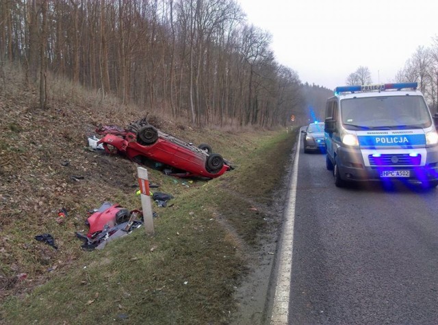 Na drodze krajowej numer 10 w Zielonczynie (gmina Sicienko) zderzyło się auto ciężarowe z osobówką. 

Strażacy otrzymali zgłoszenie o zdarzeniu tuż po godz. 5:30.
-&nbsp;Ze wstępnych informacji wynika, że w Zielonczynie na drodze krajowej nr 10 zderzyły się z sobą ciężarówka marki mercedes i samochód osobowy - mówi nam st. kpt. Arkadiusz Piętak, rzecznik Komendy Wojewódzka PSP w Toruniu.
-&nbsp;Dwie osoby jadące osobową mazdą trafiły do bydgoskiego szpitala - mówi Przemysław Słomski z zespołu prasowego KWP w Bydgoszczy.

Na miejsce przybyły trzy zastępy straży pożarnej. Przed godz. 8.00 zakończyły swoje działania. 

Na trasie mogą występować utrudnienia.







