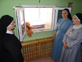 Noworodek w "oknie życia" w Wieluniu. Siostry zakonne dały dziewczynce imię  Antosia | Wieluń Nasze Miasto