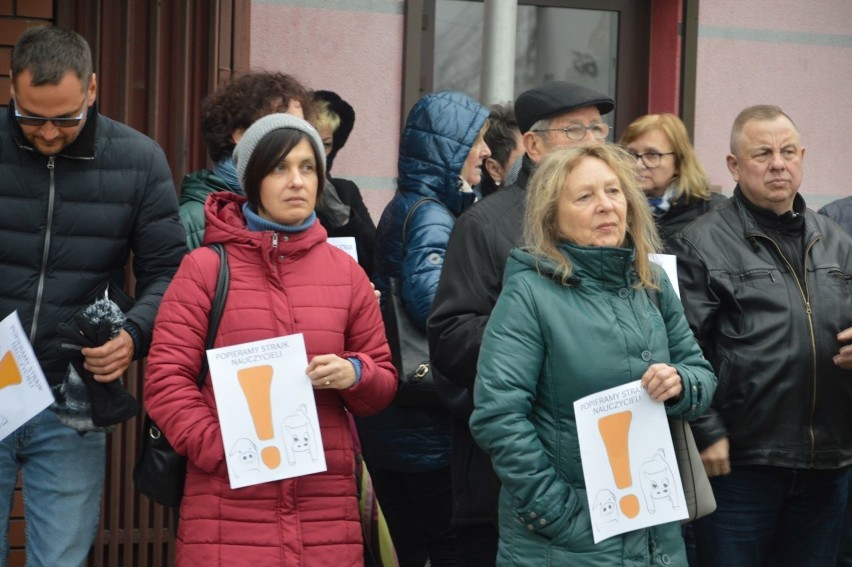 "Trzymajcie się, nie odpuszczajcie!" - pikieta poparcia nauczycieli w Ostrowcu [ZDJĘCIA]