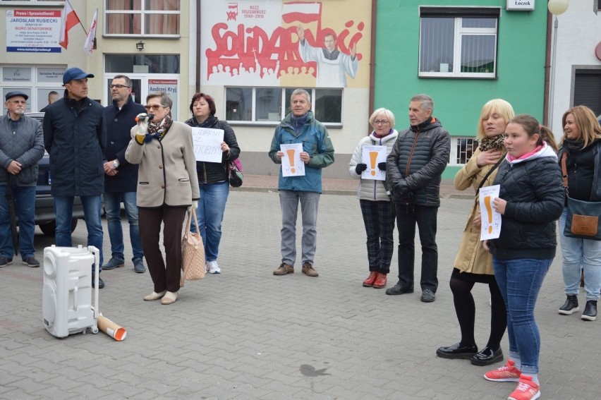 "Trzymajcie się, nie odpuszczajcie!" - pikieta poparcia nauczycieli w Ostrowcu [ZDJĘCIA]