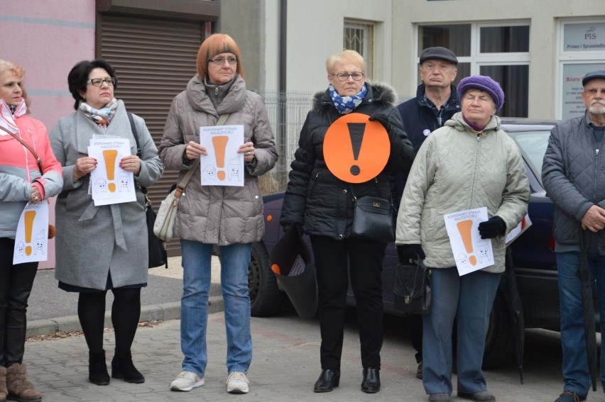 "Trzymajcie się, nie odpuszczajcie!" - pikieta poparcia nauczycieli w Ostrowcu [ZDJĘCIA]