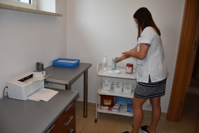 W aptece przy ul. Długiej i Czarownych Klonów zostały wydzielone specjalne pomieszczenia, w których są przeprowadzone szczepienia