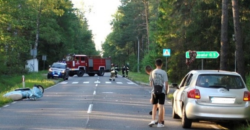 Wypadek z udziałem motocykla i osobówki w gminie Nowa Brzeźnica. Dwie osoby ranne