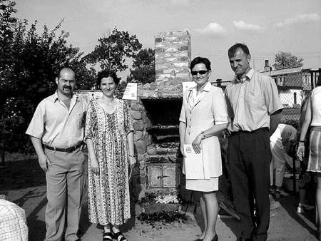 Członkowie zarządu stowarzyszenia: Jan Golanowski (od lewej), Renata Więzowska, Danuta Foryś i Grzegorz Pędziwiatr przy nowo wybudowanym piecu chlebowym w Klonowej
