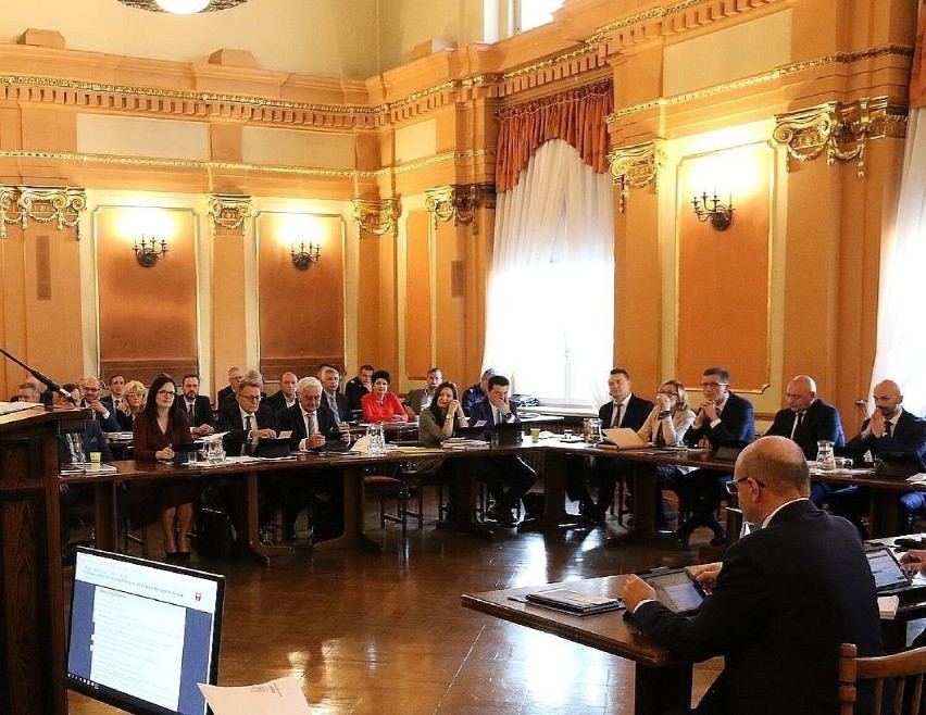 Oświadczenia majątkowe kaliskich radnych. Jakie mają oszczędności, ile zarobili, jakimi autami jeżdżą? 