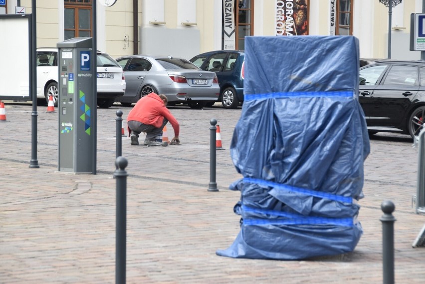 Przed dworcem w Tarnowie stoi na razie sam cokół. Rzeźba...