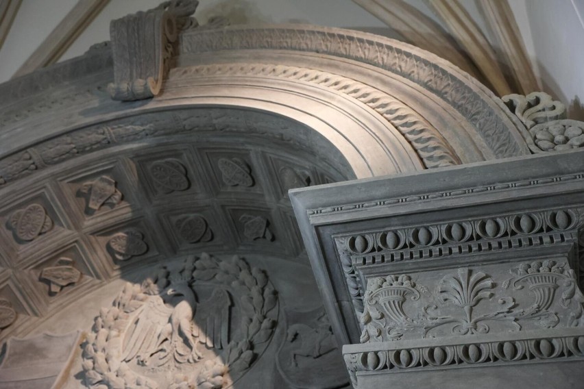 Wawel. Zidentyfikowany piaskowiec i graffiti wydrapane na marmurach w kaplicy króla Jana Olbrachta