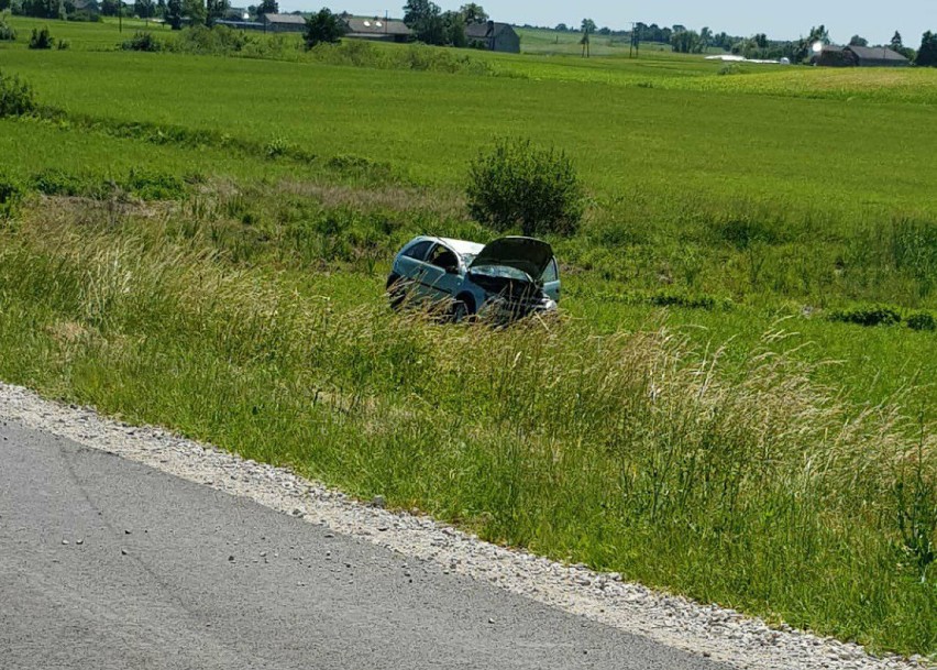 Niebezpieczny wypadek pod Brodnicą. 52-latka trafiła do szpitala [zdjęcia]