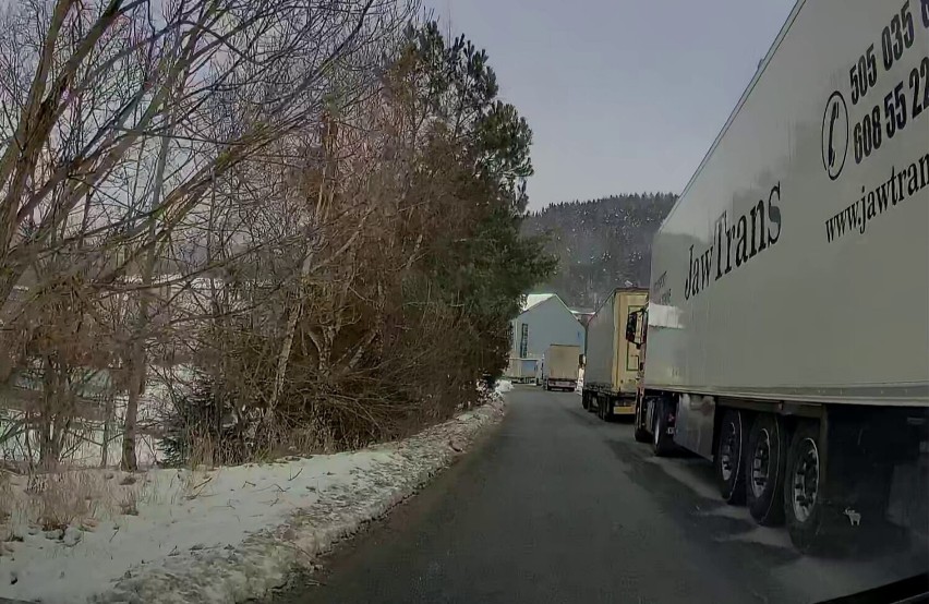 Trasa do strefy przemysłowej wiedzie wzdłuż domów, cały czas...