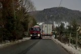 Droga grozy w Krynicy-Zdroju. Tutaj tiry jeżdżą cały czas do strefy przemysłowej. Jest ciasno i niebezpiecznie dla pieszych 