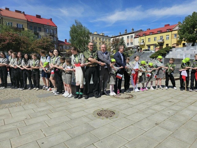 Z okazji Dnia Flagi 2 maja, w ramach akcji harcerzy „Oflaguj się” na Rynku w Ostrowcu Świętokrzyskim odbył się happennig, podczas którego harcerze ostrowieckiej Chorągwi ZHP rozdawali chorągiewki.
