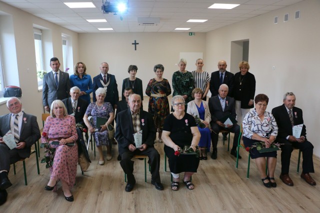 Nadane przez Prezydenta RP medale wręczył Jarosław Jacek Poliwko, wójt gminy w obecności przewodniczącego rady gminy Jarosława Bojarskiego, a także radnych i zaproszonych gości. Jubilatom złożono także życzenia i pamiątkowe statuetki.