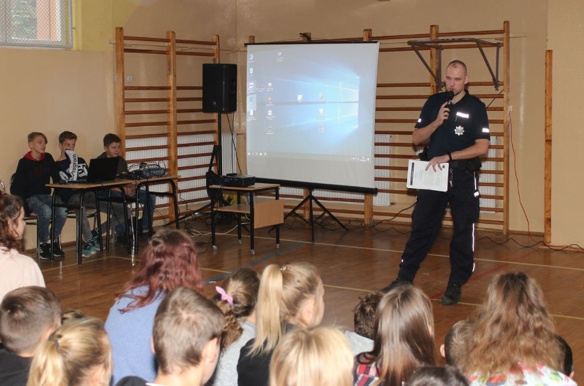 Policjanci z wizytą w szkołach w powiecie lipnowskim. Rozmawiali o narkotykach i dopalaczach [zdjęcia]