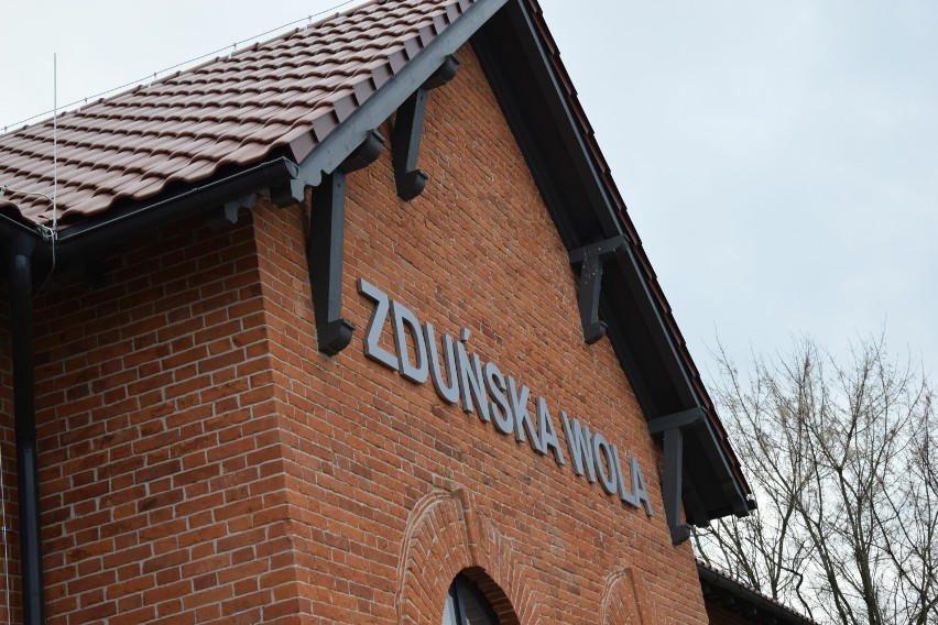 Tak prezentuje się budynek dworca PKP w Zduńskiej Woli po...