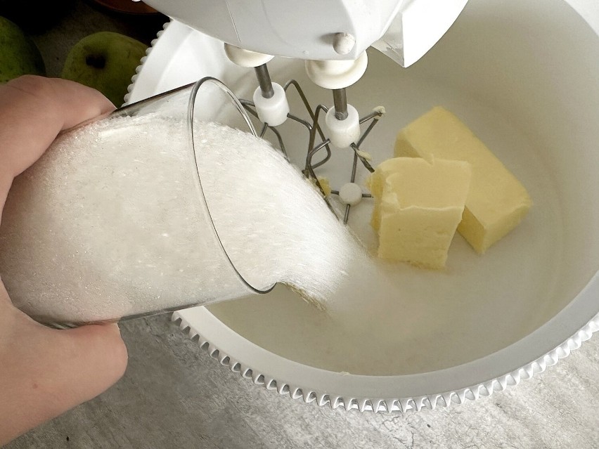 Miękkie masło utrzyj z cukrem na jasną i puszystą masę....