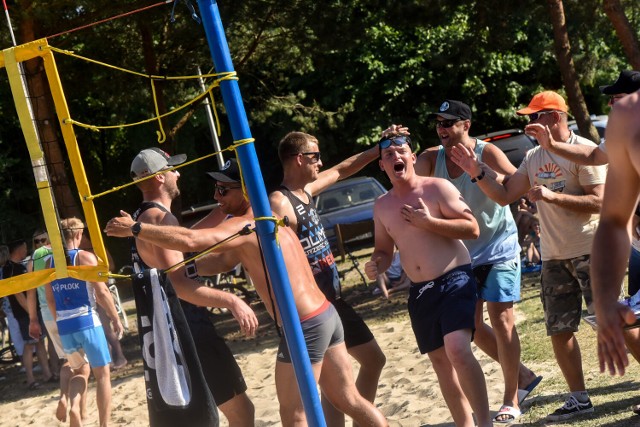 O puchar Jeziora Głuszyńskiego podczas pierwszego turnieju siatkówki plażowej walczyło 16 par.
