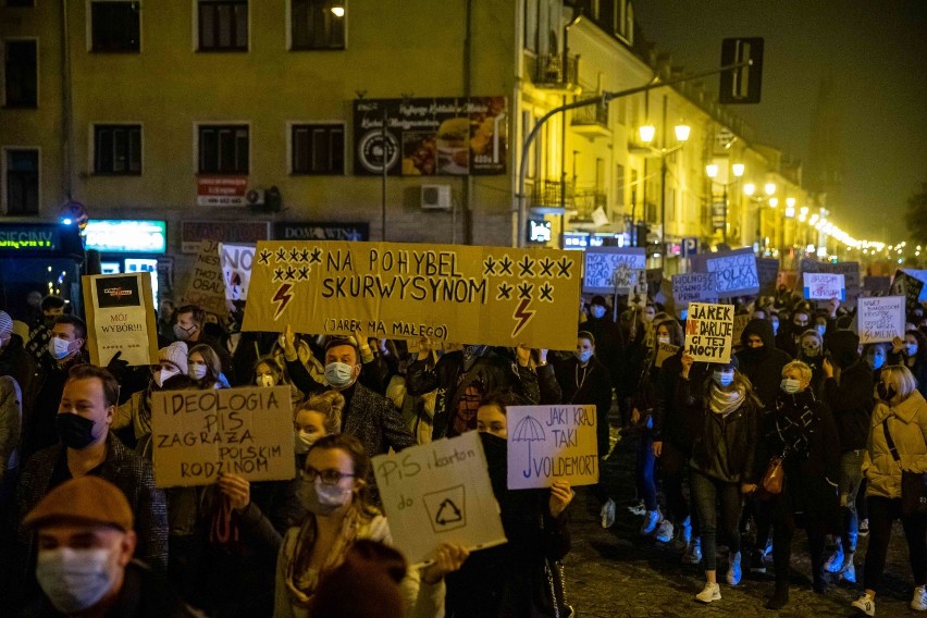 Strajk generalny kobiet i czarny spacer w Białymstoku. Protestujący znowu opanowali miasto (zdjęcia)