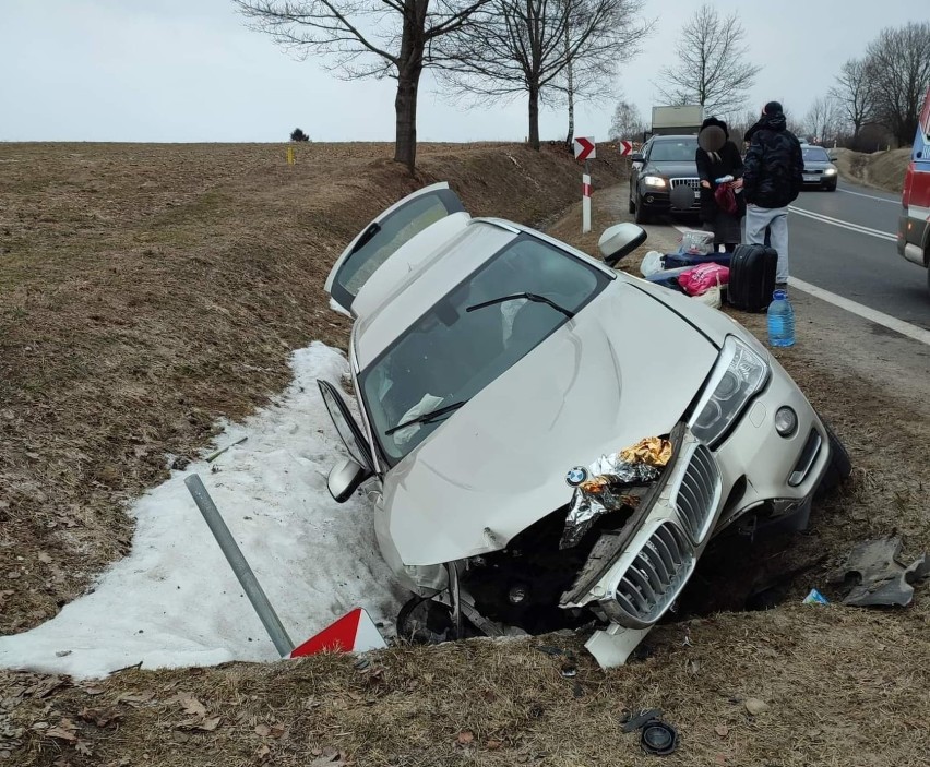 Na krajowej 28 w miejscowości Kuźmina BMW zjechało z drogi i uderzyło w betonowy przepust. Trzy osoby w szpitalu, w tym dziecko [ZDJĘCIA]