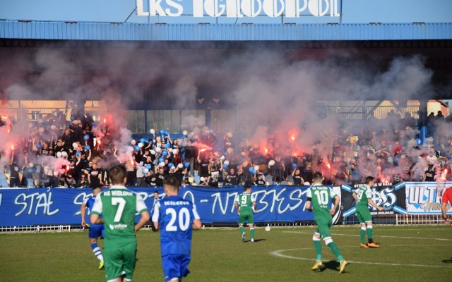 4-ligowe derby Dębicy pomiędzy Igloopolem a Wisłoką oglądało prawie tysiąc kibiców. Mecz ochraniała niespełna setka policjantów. W meczu padł remis 0:0.RELACJA Z MECZU

ZOBACZ TAKŻE - Marcin Maculski, wybrany z Jakubem Koznerem na Trenera Wychowawcę Młodzieży 2018 roku: Chłopaki z podwórka na Guzikówce rządzą [WIDEO]
