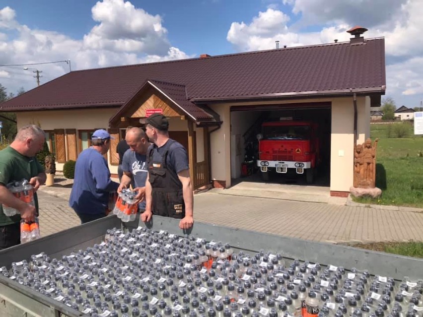 Batony i napoje z Biebrzańskiego Parku trafiły do strażaków ochotników w gminie Dąbrowa Białostocka 