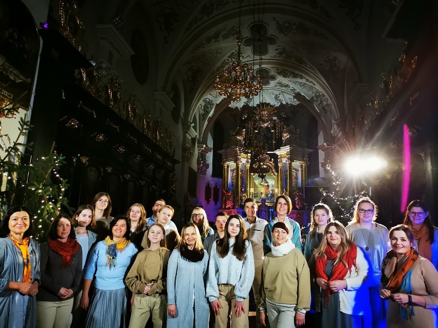 Raba Gospel Choir podczas nagrania klipu w Bazylice św....