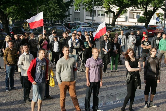 Protest narodowców przed urzędem wojewódzkim.