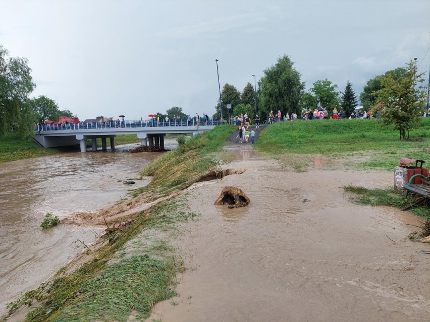 Burza i powódź sparaliżowały Nowy Sącz. Ulice Barska i Grabowa zamieniły się w rwącą rzekę. Zalane domy i samochody [ZDJECIA]