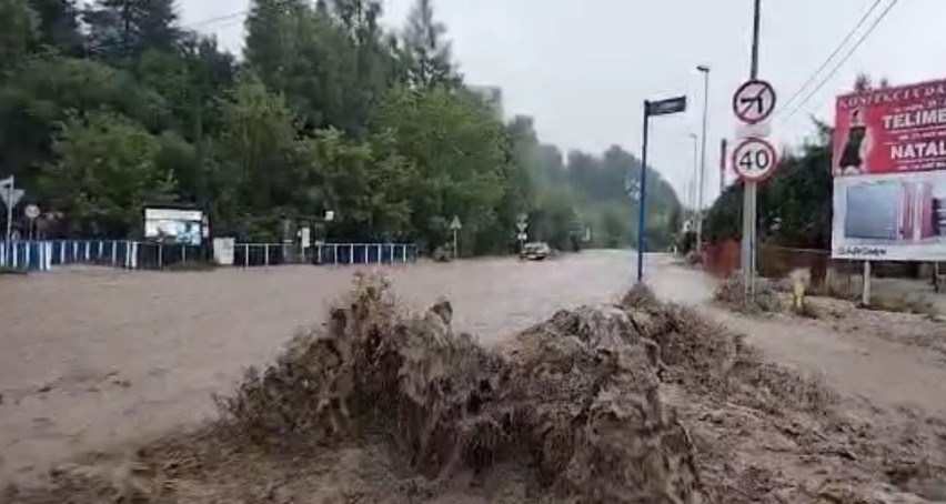 Burza i powódź sparaliżowały Nowy Sącz. Ulice Barska i Grabowa zamieniły się w rwącą rzekę. Zalane domy i samochody [ZDJECIA]