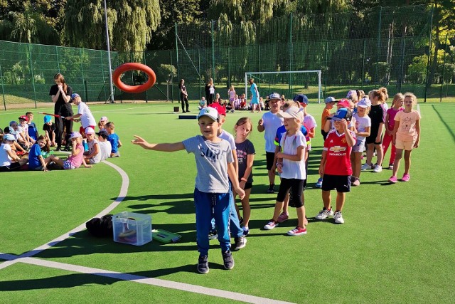 Maluchy oraz uczniowie klas starszych rywalizowali w konkurencjach sportowych przygotowanych przez nauczycieli SP 4