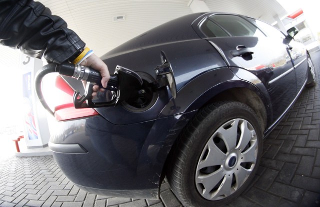 20-letni mieszkaniec gm. Rejowiec miała nadzieję, że policji nie uda się go złapać. Mężczyzna zatankował swoje auto na stacji paliw w Chełmie i odjechał nie płacąc. Teraz może trafić do więzienia nawet na 5 lat. Zdjęcie ilustracyjne