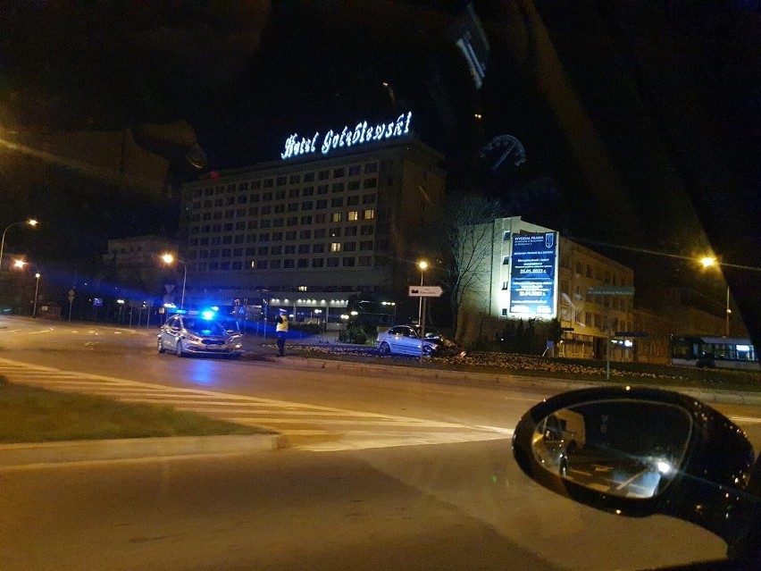 Białystok. Wypadek na rondzie Lussy. Kierowca BMW skosił latarnię i kilka znaków [ZDJĘCIA]