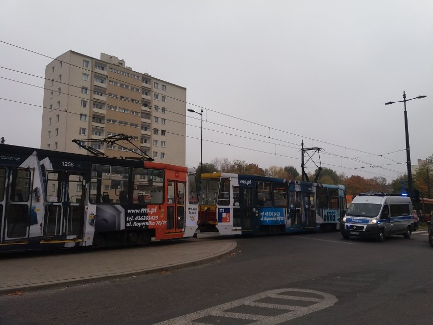 Kobieta wjechała na przecinające jezdnię tory, nie ustępując...