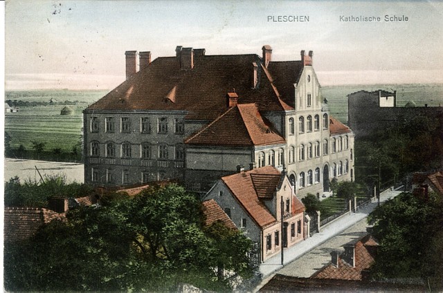 Gmach szkoły podstawowej - widok z wieży kościoła farnego. Budynek wzniesiony w latach 1908-1909.

(opis: Katarzyna Rutkowska)