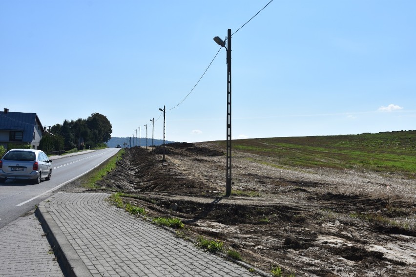 Gorlice.  Na DW 993 przy Dukielskiej trwa budowa ścieżki rowerowej, a w Krygu z powodu remontu obowiązuje ruch wahadłowy [ZDJĘCIA]