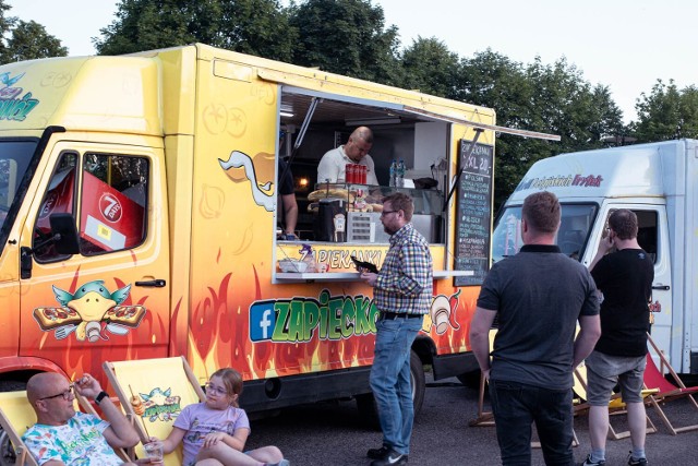 Smakosze przed jednym z food trucków. Więcej na kolejnych zdjęciach.