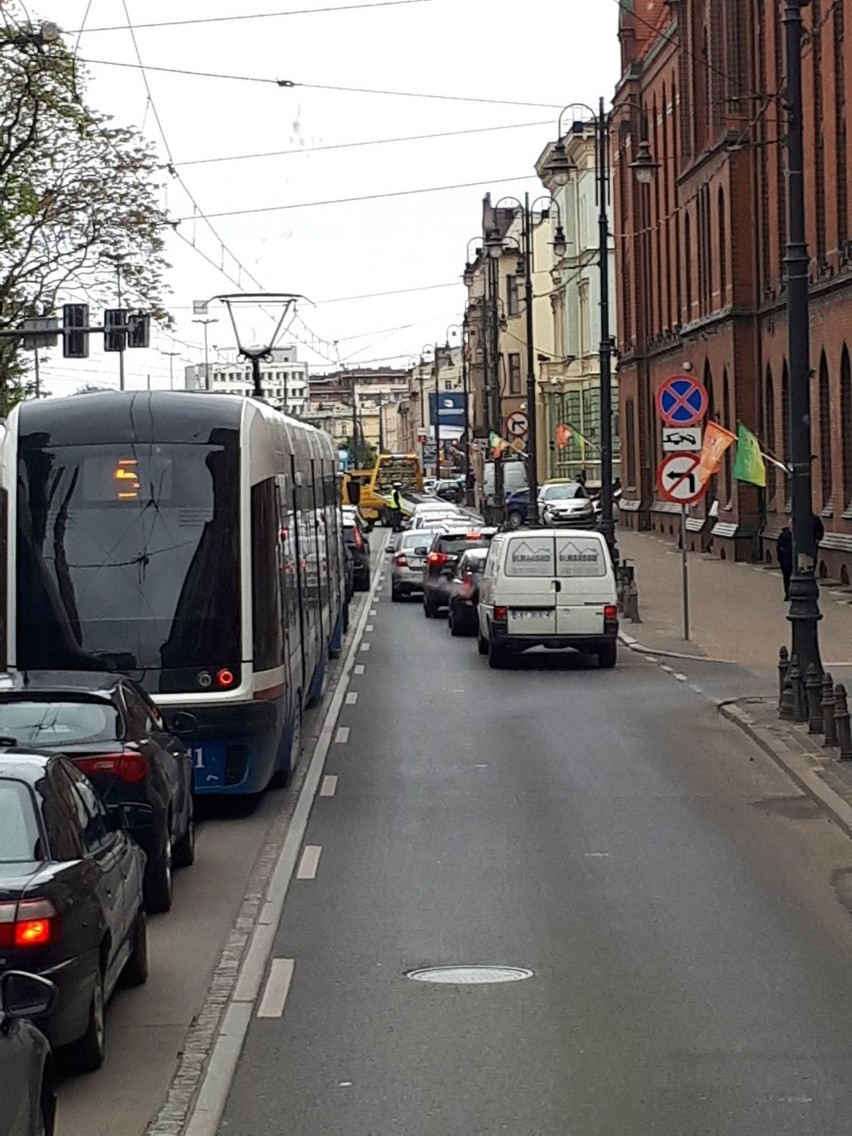 Nieoznakowany radiowóz policji wyjeżdżając z Urzędu...