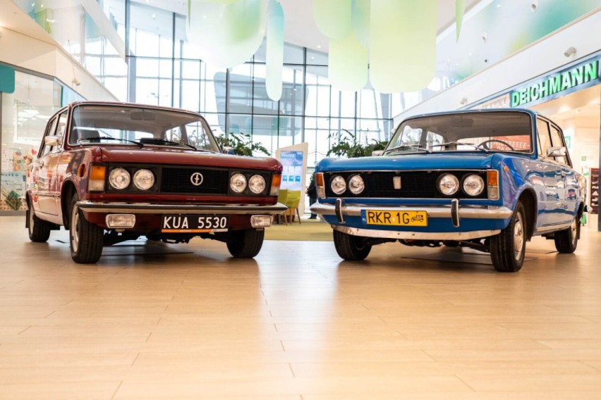 Fiaty, trabanty, polonezy. Kultowe samochody z lat. 70. 80. i 90. na wystawie w galerii Vivo w Krośnie [ZDJĘCIA]