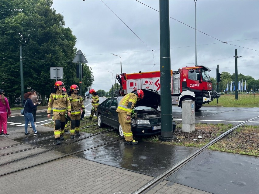 Kraków. Wypadek w Nowej Hucie. Auto zablokowało tramwaje