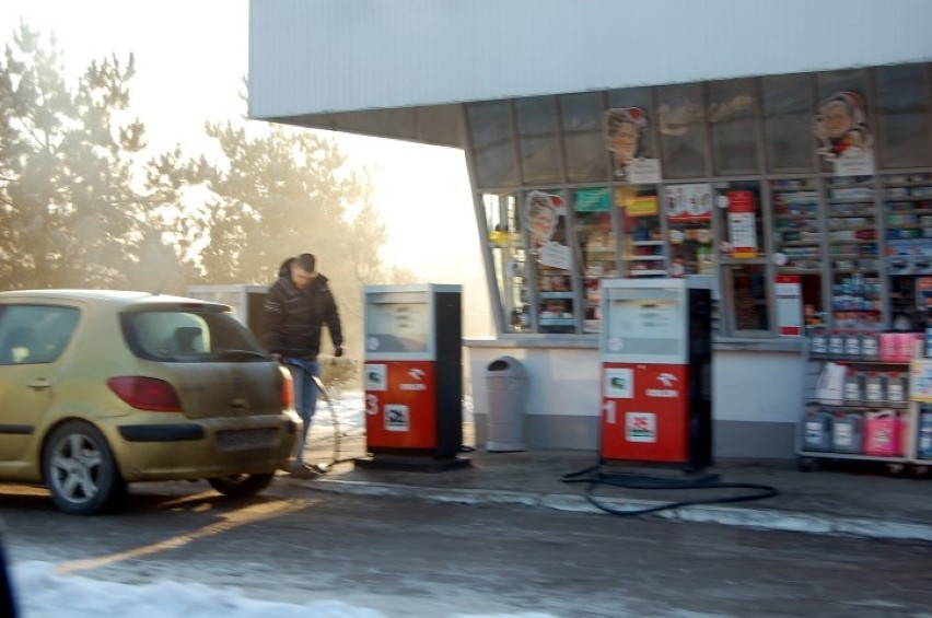 Stegna. Zamknięta od ponad roku stacja paliw w Stegnie...