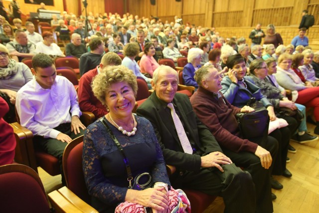 Na scenie Pałacu Kultury Zagłębia usłyszeliśmy wybitnych, niepełnosprawnych artystów z całej Polski, przy akompaniamencie kwartetu muzycznego pod kierownictwem Krzysztofa Żesławskiego.