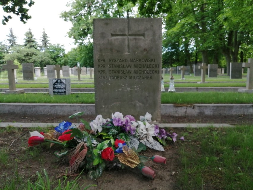 81. rocznica bitwy nad Bzurą. Cmentarz wojskowy w Kompinie [ZDJĘCIA]