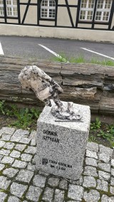 Wałbrzych: Wandal zniszczył porcelanową figurę górnika sztygara (ZDJĘCIA)