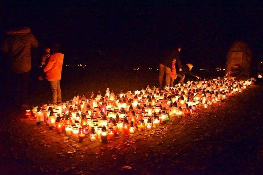 Płoną znicze na cmentarzach w Stargardzie. W sobotę Dzień Zaduszny