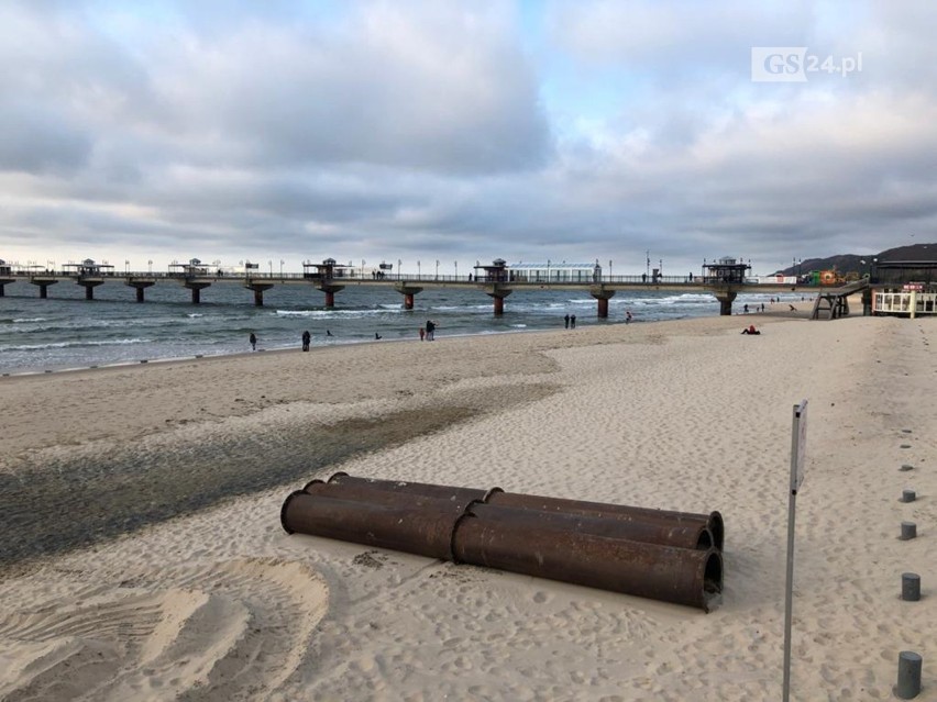 Na plaży w Międzyzdrojach pojawił się czarny piasek. Czy jest bezpieczny? Zobacz ZDJĘCIA